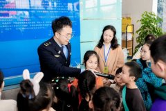 <b>正在成都安心吃丨3辆食安巴士同步发车百人看望</b>